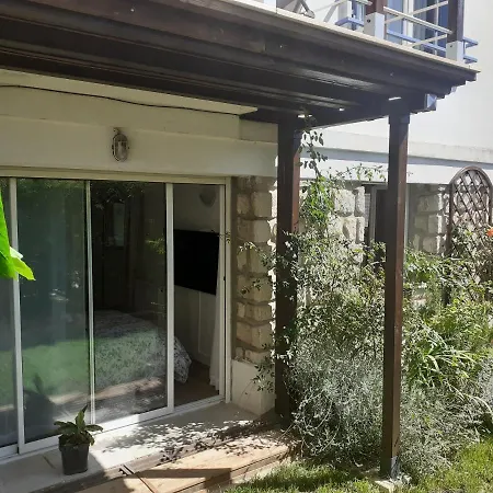 Les Acacias Apartment *
